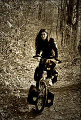 En el bosque probando mi nueva bici verde lima