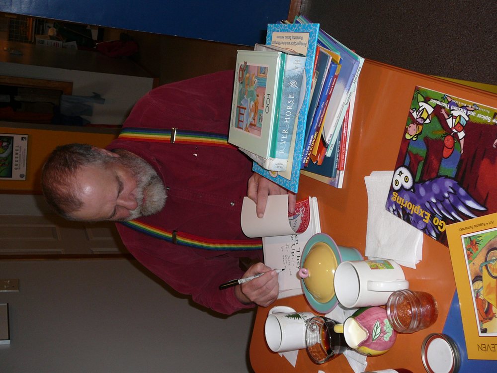 Richard firmando los libros que el escribio y nos regalo